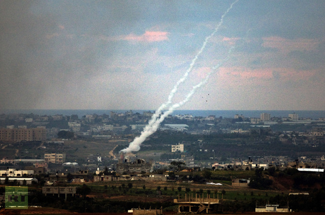 A smoke trail of a Palestinian rocket launched from the Gaza Strip into Israel is seen on December 29, 2008 from the Israeli-Gaza border (AFP Photo / Menahem Kahana) 